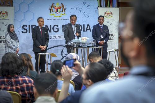 DATUK SERI DR DZULKEFLY AHMAD