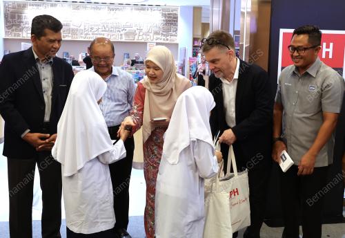 FADHLINA SIDEK