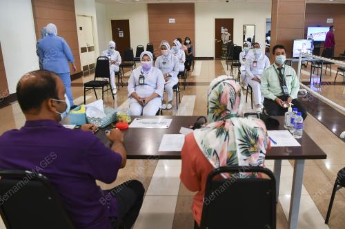 PETUGAS BARISAN HADAPAN TERIMA VAKSIN