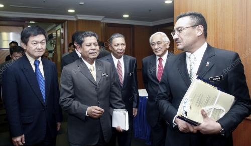 DATUK SERI HISHAMUDDIN TUN HUSSEIN