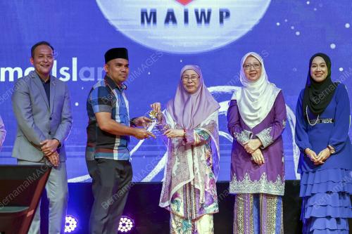 DATUK SERI DR WAN AZIZAH WAN ISMAIL
