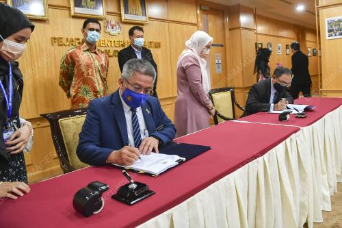 DATUK SERI DR ADHAM BABA
