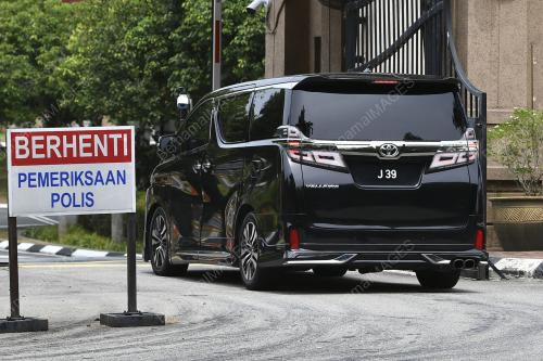 KENDERAAN MENTERI MEMASUKI KOMPLEKS PERDANA PUTRA