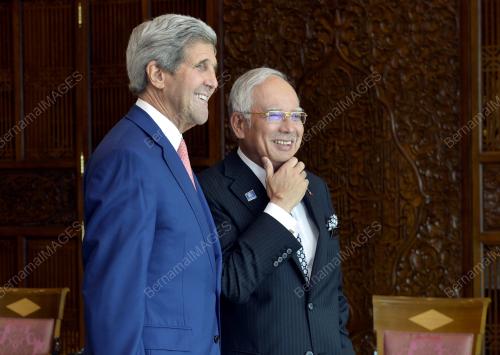 PTJ08_05082015_NAJIB_KERRY