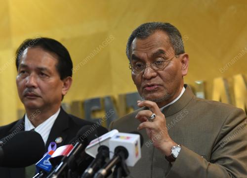 DATUK SERI DR DZULKEFLY AHMAD