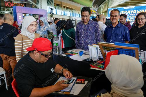 DATUK SERI DR ZAINI UJANG