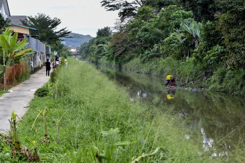 GOTONG ROYONG BERSIHKAN SUNGAI AIR HITAM