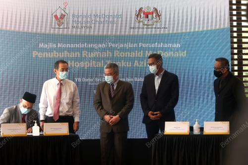 DATUK SERI DR ADHAM BABA