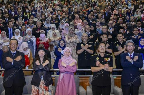FADHLINA SIDEK