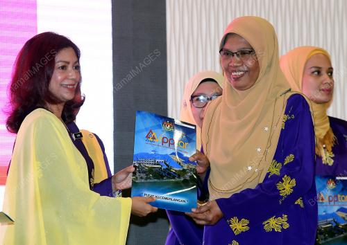 DATUK SURIANI AHMAD