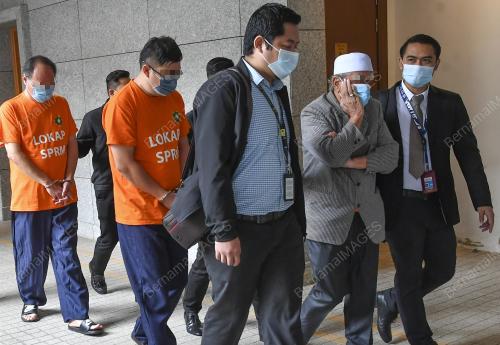 TIGA INDIVIDU TERMASUK DATUK DIREMAN