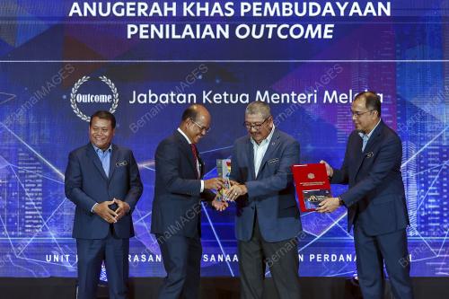DATUK SERI WAN AHMAD DAHLAN ABDUL AZIZ