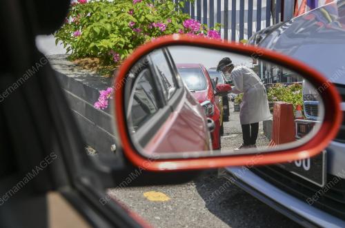 PETUGAS KESIHATAN MENGAMBIL UJIAN SARINGAN