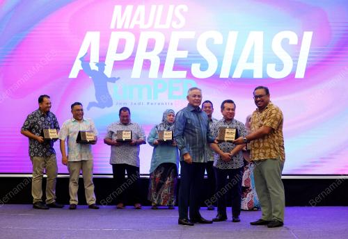 TAN SRI ACRYL SANI ABDULLAH SANI