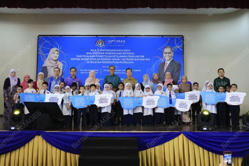 FADHLINA SIDEK