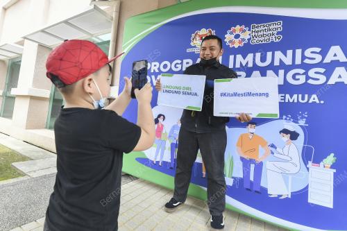 PETUGAS HADAPAN TERIMA VAKSIN DI BULAN RAMADAN
