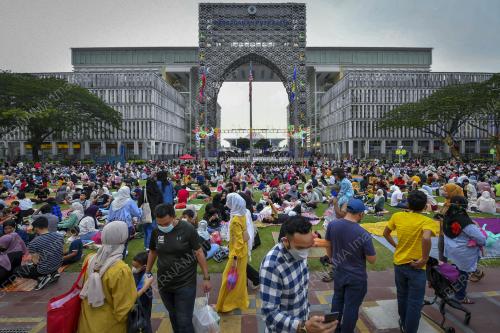 BERBUKA PUASA DI LAMAN IFTAR