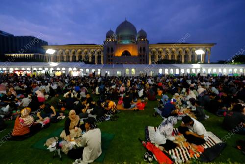 BERBUKA PUASA DI LAMAN IFTAR
