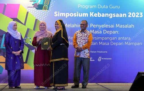 FADHLINA SIDEK