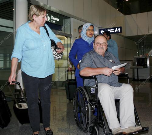 PESAWAT PERTAMA TIBA DARI EROPAH