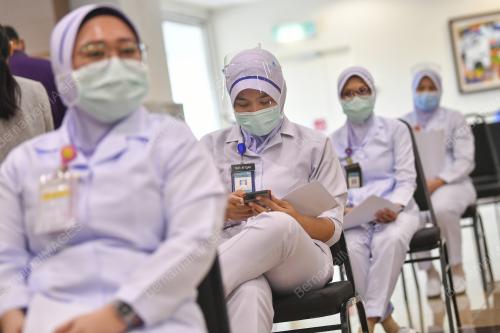 PETUGAS BARISAN HADAPAN TERIMA VAKSIN