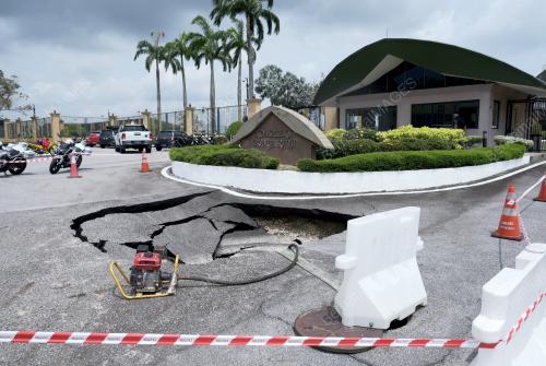 JALAN BERLUBANG DI KOMPLKS BUNGA RAYA