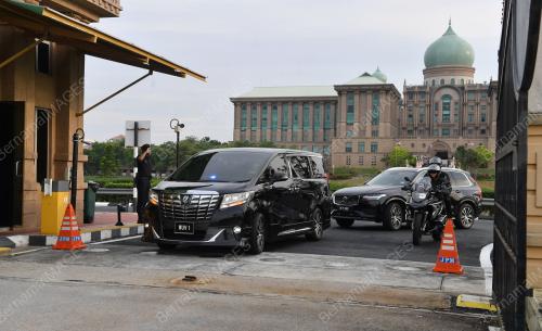 DATUK SERI ISMAIL SABRI YAAKOB