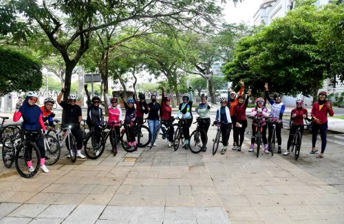 WOMEN ON WHEELS (WOW)