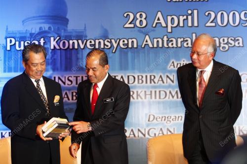 MOHD NAJIB TUN ABDUL RAZAK