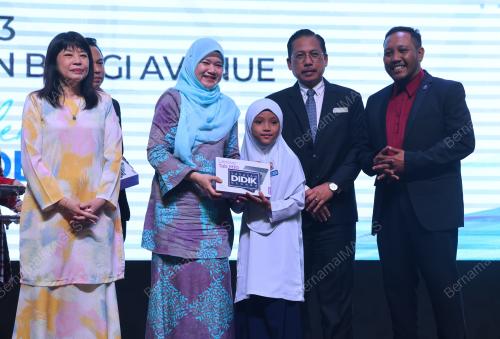 FADHLINA SIDEK