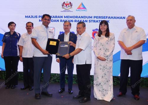FAHMI FADZIL