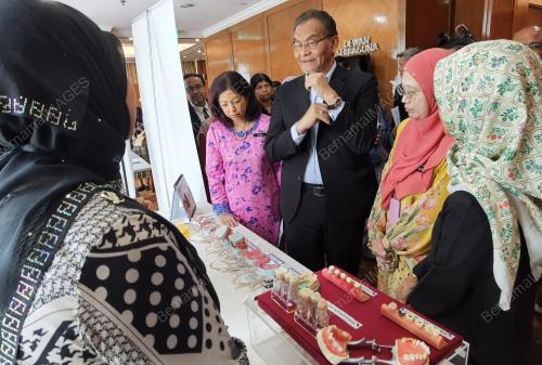 DATUK SERI DR DZULKEFLY AHMAD