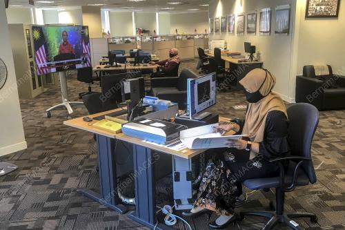 KAKITANGAN AWAM BERTUGAS DALAM PEMATUHAN SOP