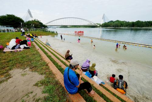 PANTAI_FLORIA