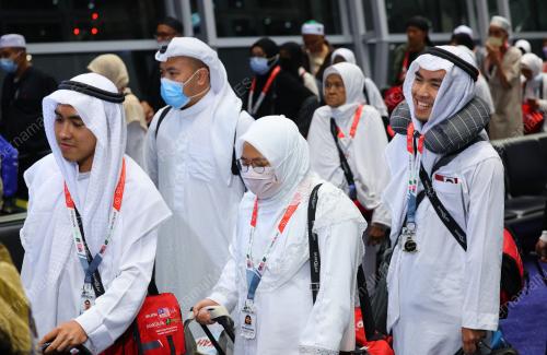 JEMAAH HAJI PULANG KE TANAH AIR