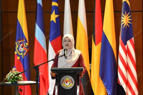 FADHLINA SIDEK