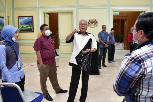DATUK SERI ISMAIL SABRI YAAKOB