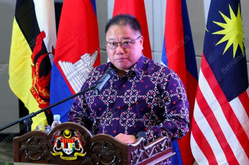 DATUK SERI TIONG KING SING