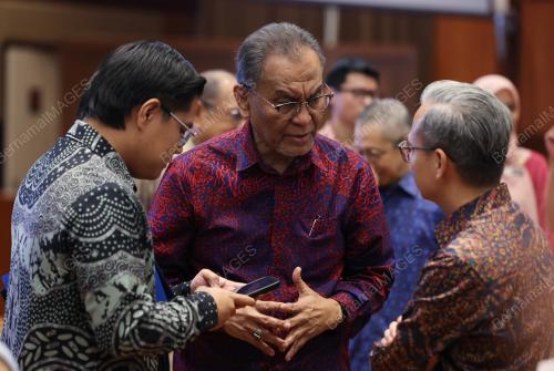 DATUK SERI DR DZULKEFLY AHMAD
