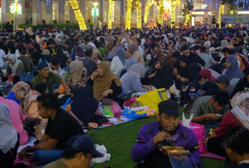 BERBUKA PUASA DI LAMAN IFTAR