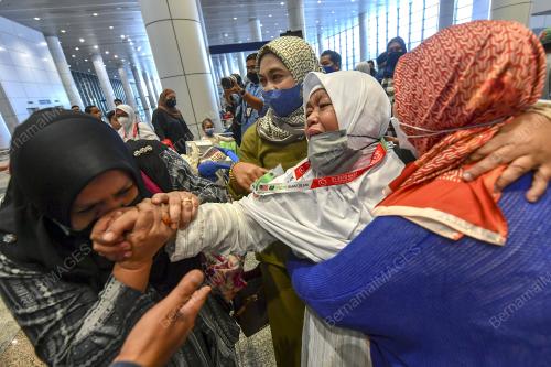 KEPULANGAN KUMPULAN PERTAMA JEMAAH HAJI MALAYSIA