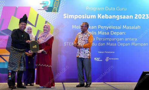 FADHLINA SIDEK
