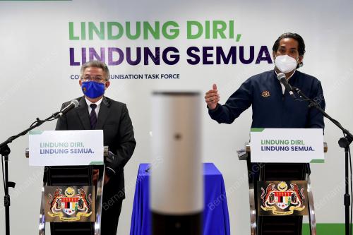 DATUK SERI DR ADHAM BABA & KHAIRY JAMALUDDIN