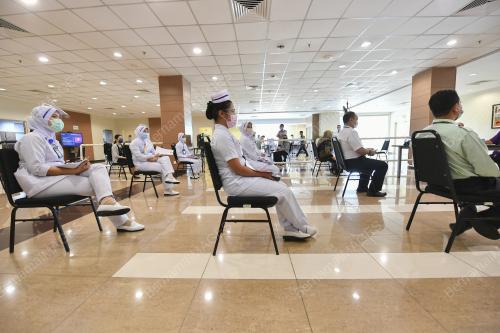 PETUGAS BARISAN HADAPAN TERIMA VAKSIN