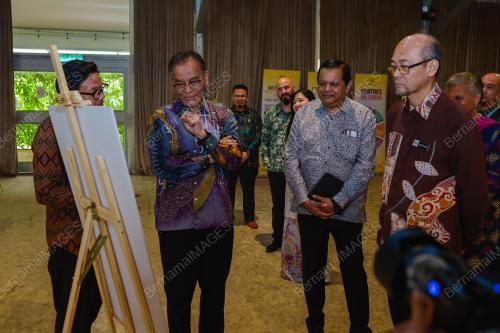 DATUK SERI DR. DZULKEFLY AHMAD