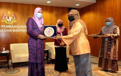 DATUK SERI RINA MOHD HARUN