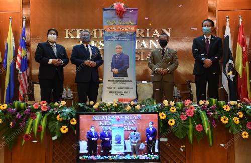 DATUK SERI DR ADHAM BABA