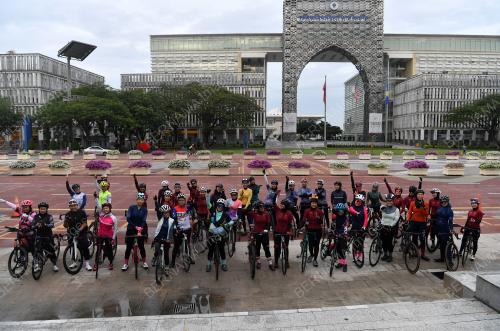WOMEN ON WHEELS (WOW)