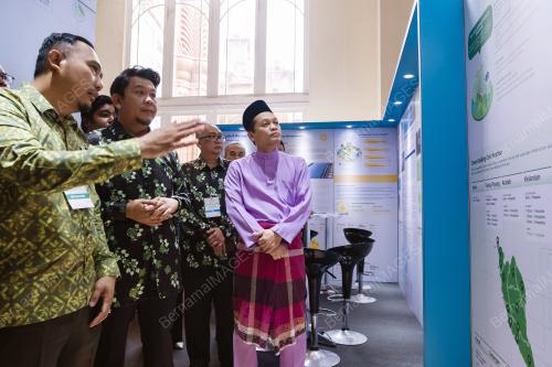 NIK NAZMI NIK AHMAD