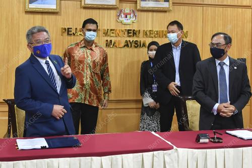 DATUK SERI DR ADHAM BABA